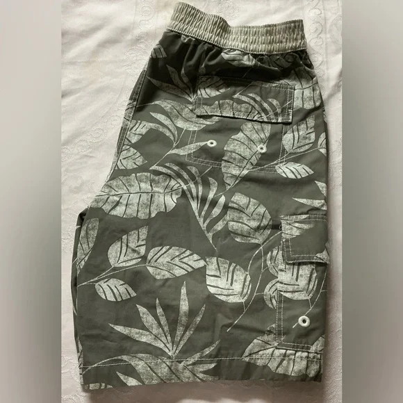 Tommy Bahama Men’s Green and Cream Tropical Board Shorts - Picture 14 of 15